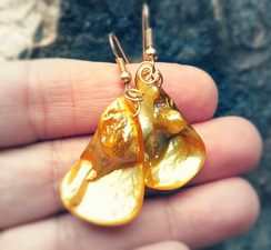 MOTHER OF PEARL EARRINGS YELLOW